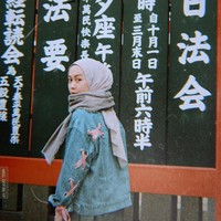 Bagi yang bosan dengan coat, gaya Intan Khasanah bisa jadi pilihan. Ia memakai jaket jeans untuk melawan dinginnya cuaca Jepang saat musim gugur. Gayanya juga cocok untuk kamu yang ingin tampil kasual.. Foto: Instagram