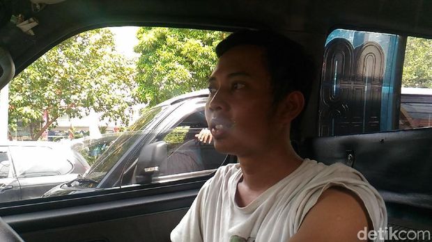 Zaenal dan Cerita Sulitnya Cari Duit Narik Angkot Tanah Abang