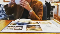 Kalau ini gaya cantik Feby saat menyeruput kopi. Katanya gak ada eskalator menuju sukses..hanya ada tangga.. Setuju.., tulis Feby di keterangan fotonya. Foto: Instagram febyfebiola_
