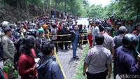 Proses oleh TKP disaksikan puluhan warga.