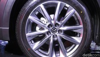Desain pelek Mazda CX-9. Mobil dilengkapi fitur kendali G-Vectoring Control (GVC) yang akan memberikan pengalaman berkendara tanpa kendala dan lebih nyaman. Foto: Ruly Kurniawan