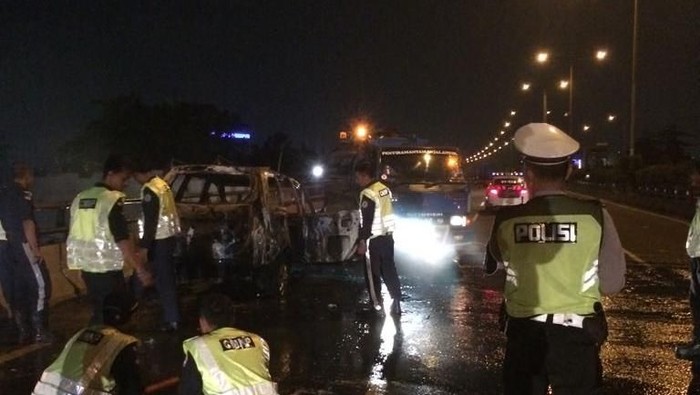 Mobil Terbakar di KM 2 Tol Prumpung Arah Cawang