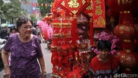 Di sepanjang pertokoan itu menjual aneka pernak-pernik Imlek.