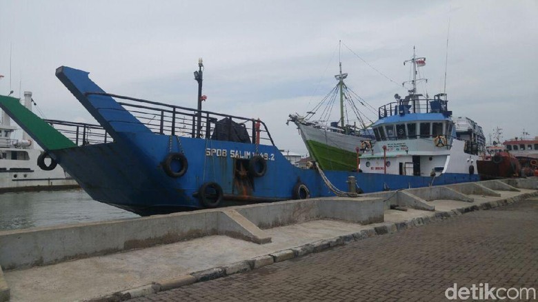 Kapal Pengangkut BBM ke Karimunjawa Masih Bersandar di Semarang Kapal Pengangkut BBM ke Karimunjawa Masih Bersandar di Semarang