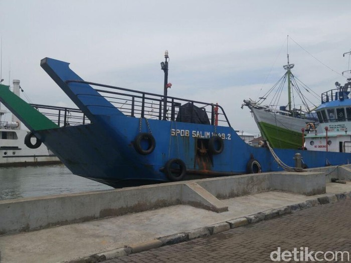 Kapal SPOB Salim bersandar di Pelabuhan Semarang, Kamis (1/2/2018).