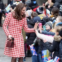 Busana ini juga dirancang oleh Catherine Walker. (Foto: Getty Images)