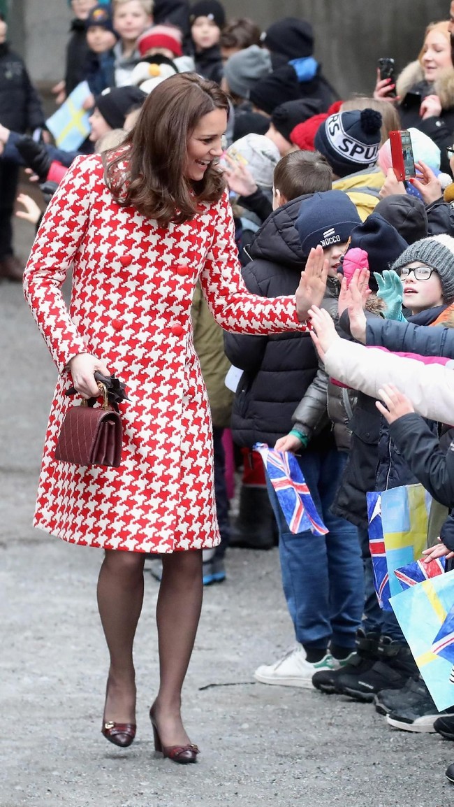 Busana ini juga dirancang oleh Catherine Walker. (Foto: Getty Images)