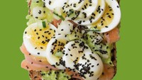 Sarapan dijamin mengenyangkan dengan Avo Toast. Apalagi dipadukan smoked salmon dan telur rebus. Foto: Instagram avocaderia