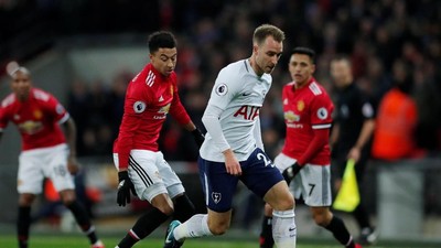 Foto: Dua Gol Menggelikan Tumbangkan MU di Wembley
