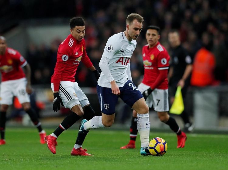 Foto: Dua Gol Menggelikan Tumbangkan MU di Wembley
