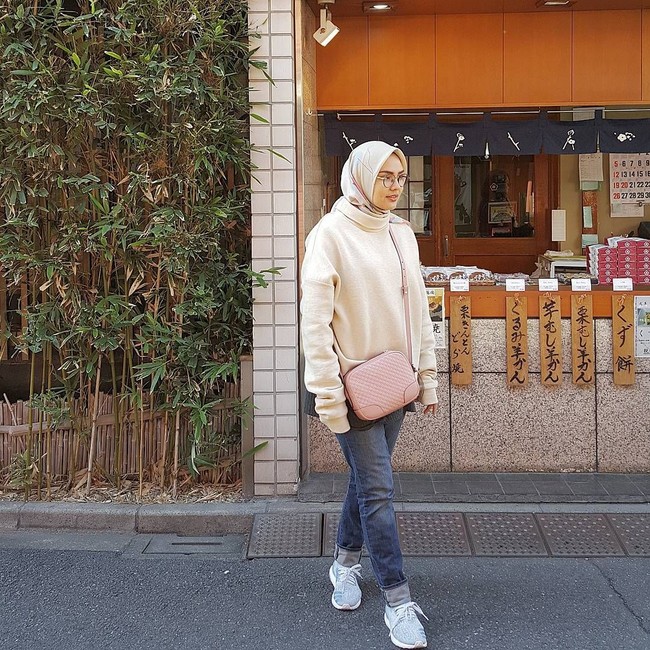Bagi kamu yang lebih suka warna-warna lembut, gaya Ria Miranda jadi pilihan paling menarik. Membawa serta anak-anaknya saat berlibur di Jepang, Ria Miranda tampil praktis dengan sweater, celana jeans dan sneakers. Foto: Instagram