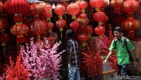 Pertokoan di kawasan Glodok semua berubah warna memerah dengan adanya pernak-pernik Imlek tersebut.