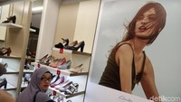 Salah seorang pengunjung memilih sepatu kesukaannya.