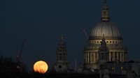 Supermoon tampak terlihat di balik Katedral St Pauls, London. (Foto: Dok. REUTERS/Toby Melville)