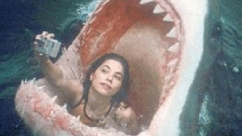 Selfie di setiap kesempatan, dan musti buru-buru posting di medsos biar eksis. (Foto: Internet)