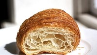 Aduh, croissantnya terlihat sangat renyah dengan lapisan sempurna. Ansel, selalu memeriksa kualitas dari croissantnta. Saat sedang berkunjung ke cabangnya, yang pertama ia periksa adalah lapisan croissant. Foto: Instagram Dominique Ansel