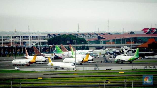 Sejumlah pesawat dari berbagai maskapai penerbangan di pelataran pesawat Soekarno Hatta, Tangerang, Banten, Kamis (4/1/2018). (CNBC Indonesia/Muhammad Sabki)