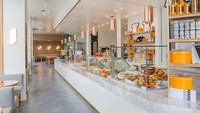 Dominique Ansel Bakery di Los Angeles terlihat sangat elegan dan rapih. Buka setia jam 9, semua orang bisa memesan sajian kue enak sambil menikmati minuman hangat. Foto: Instagram Dominique Ansel