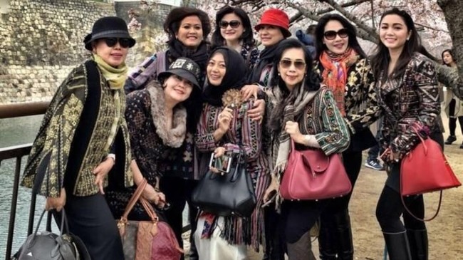 Foto ini adalah momen ketika sederet istri anggota DPR RI jalan-jalan ke Jepang. Pada foto yang sempat viral ini terlihat para istri anggota dewan itu membawa tas branded mulai dari Hermes seri Lindy dan Bolide, Prada dan Louis Vuitton. Foto: Instagram