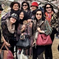 Foto ini adalah momen ketika sederet istri anggota DPR RI jalan-jalan ke Jepang. Pada foto yang sempat viral ini terlihat para istri anggota dewan itu membawa tas branded mulai dari Hermes seri Lindy dan Bolide, Prada dan Louis Vuitton. Foto: Instagram