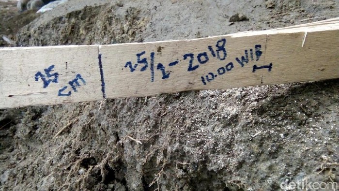 Terancam Tanah Retak, Rumah Warga Magelang Terpaksa Dibongkar