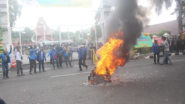 Mahasiswa membakar kotak kayu