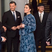 Banyak netizen yang ternyata kecewa dengan pilihan busana sang Duchess of Cambridge. Bahkan, ada pula yang menyamakan gaun Kate tersebut dengan bahan tirai jendela atau gorden. Aku menemukan replikanya di sini, tulis @FoodFashFit dengan menyertakan tautan ke situs berbelanja gorden. Foto: Getty Images