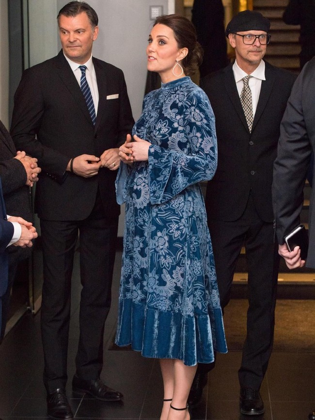 Banyak netizen yang ternyata kecewa dengan pilihan busana sang Duchess of Cambridge. Bahkan, ada pula yang menyamakan gaun Kate tersebut dengan bahan tirai jendela atau gorden. Aku menemukan replikanya di sini, tulis @FoodFashFit dengan menyertakan tautan ke situs berbelanja gorden. Foto: Getty Images