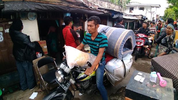 Salah seorang warga membawa sendiri perabotan rumahnya