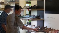 Para pengunjung melihat dan mencari sepatu kesukaannya yang dibanderol dengan harga sangat miring.