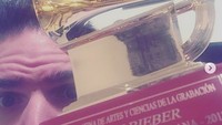 Ups, piala Grammy Awards Latin Justin Bieber yang nyasar untuk Marc Anthony juga mencuri perhatian. Foto: Instagram Carloz Escalona Cruz