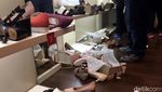 Diserbu Pembeli Jelang Tutup, Sepatu di Clarks GI Berantakan