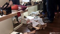 Alhasil, banyak sepatu berserakan di lantai berserta dusnya. Kebanyakan adalah sepatu wanita.