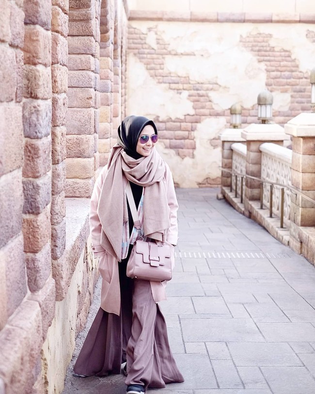 Nadiah tetap tampil syari kala berlibur di Jepang. Ia memadupadankan atasan, rok, syal, dan coat panjang dengan warna senada. Tampilan Nadiah ini bisa menginspirasimu yang ingin tampil syari saat traveling. Foto: Instagram