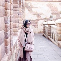 Nadiah tetap tampil syari kala berlibur di Jepang. Ia memadupadankan atasan, rok, syal, dan coat panjang dengan warna senada. Tampilan Nadiah ini bisa menginspirasimu yang ingin tampil syari saat traveling. Foto: Instagram