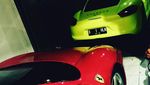 Pose Bos Travel Umrah PT SBL Aom Juang bareng Ferrari dan Porsche