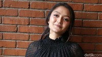 Siti Badriah tak terlihat fresh. Pool/Palevi S/detikFoto.