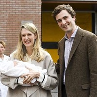 Pada Mei 2016, sang istri Elisabetta Maria melahirkan anak pertama mereka.  Ini menjadi sesuatu yang baru bagi kami. Kami merasa gugup tapi sekaligus merasa bahagia. Ini menjadi hidup baru yang baru saja dimulai, kata Pangeran Amedeo kepada Hello Magazine sesaat sang istri dan bayi keluar dari RS. Foto: ist.