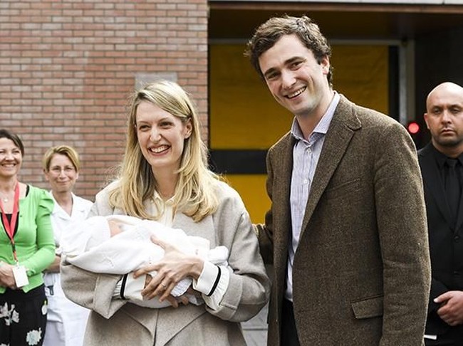 Pada Mei 2016, sang istri Elisabetta Maria melahirkan anak pertama mereka.  Ini menjadi sesuatu yang baru bagi kami. Kami merasa gugup tapi sekaligus merasa bahagia. Ini menjadi hidup baru yang baru saja dimulai, kata Pangeran Amedeo kepada Hello Magazine sesaat sang istri dan bayi keluar dari RS. Foto: ist.