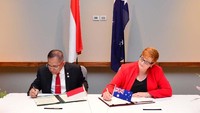Menteri Pertahanan RI Ryamizard Ryacudu (kiri) dan Menteri Pertahanan Australia Marise Payne (kanan) menandatangani perpanjangan perjanjian kerja sama Indonesia – Australia (Defence Cooperation Arrangement/DCA), di Perth Australia, Kamis (1/2/2018). Pool/Kemenhan.