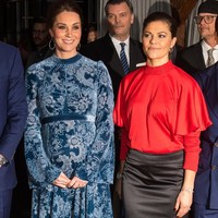  Berbeda dari Kate, Putri Victoria tampil seksi dengan gaun merah-hitam berbelahan tinggi pada rok. (Foto: Getty Images)