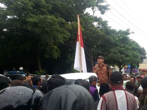 Ratusan Warga Demo Tagih Tanah Pemberian Bupati Banyuwangi