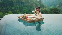 Masih di Bali, kali ini Sabai Dieter tengah makan di kolam renang. Spot foto seperti ini memang tengah booming di kalangan netizen pengguna instagram.