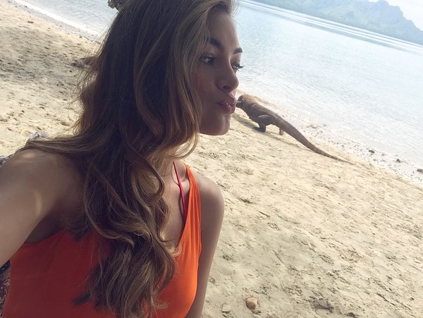 Lewat Instagram, Miss Universe 2017 Demi-Leigh posting foto tanggal 23 Januari di Pulau Komodo, NTT. Dia pun berpose seolah mencium Si Naga Purba (demileighnp/Instagram)