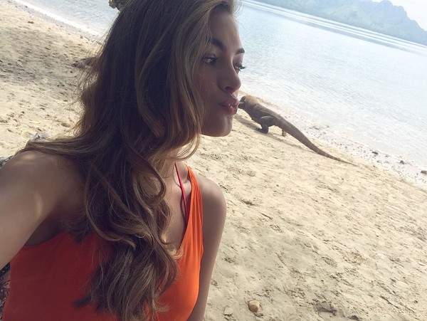 Lewat Instagram, Miss Universe 2017 Demi-Leigh posting foto tanggal 23 Januari di Pulau Komodo, NTT. Dia pun berpose seolah mencium Si Naga Purba (demileighnp/Instagram) Lewat Instagram, Miss Universe 2017 Demi-Leigh posting foto tanggal 23 Januari di Pulau Komodo, NTT. Dia pun berpose seolah mencium Si Naga Purba (demileighnp/Instagram)