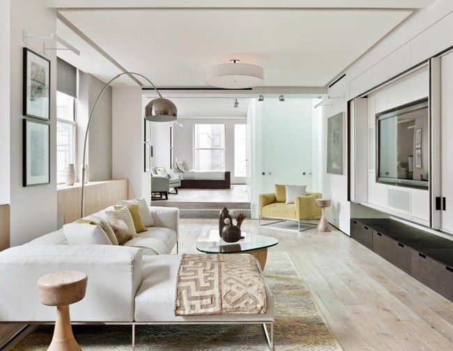 Manfaatkan ornamen bernuansa etnik sebagai aksen untuk ruangan yang didominasi oleh interior bergaya minimalis. Misal, selimut bergaya etnik pada sofa putih berdesain modern seperti di foto ini. Foto: Instagram