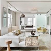 Manfaatkan ornamen bernuansa etnik sebagai aksen untuk ruangan yang didominasi oleh interior bergaya minimalis. Misal, selimut bergaya etnik pada sofa putih berdesain modern seperti di foto ini. Foto: Instagram