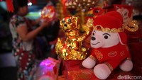 Pernak-pernik Imlek dijual dengan harga bervariasi, mulai dari Rp 10 ribu hingga Rp 3,8 juta.