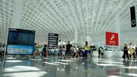 Kalau atap berlubang yang mirip sarang lebah ini berada di Bandara International Shenzhen Baoan di China. Flickr/Yida Xu.