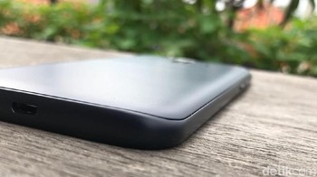 Pinggirannya dibuat melengkung supaya nyaman dalam genggaman. Foto: Adi Fida Rahman/detikINET